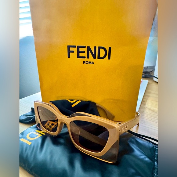 Fendi Feel
Beige acetate sunglasses (Authentic) - Picture 1 of 8